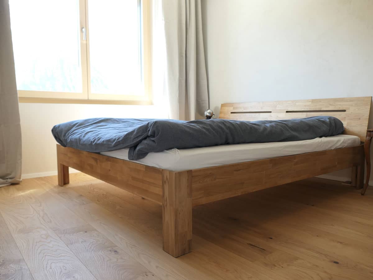 Helles Schlafzimmer mit bequemen Bett.