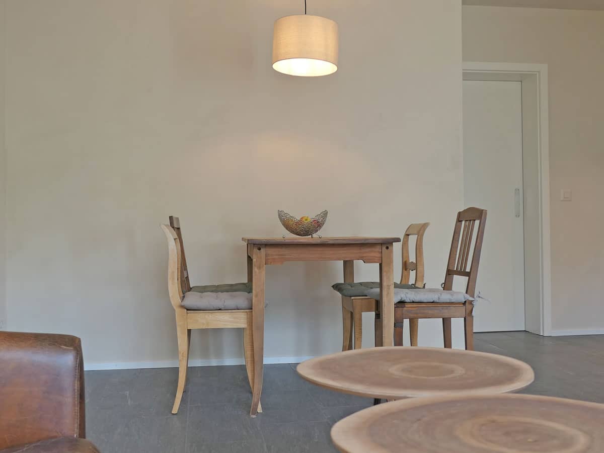 Esstisch und Holzmöbel Ferienwohnung.
