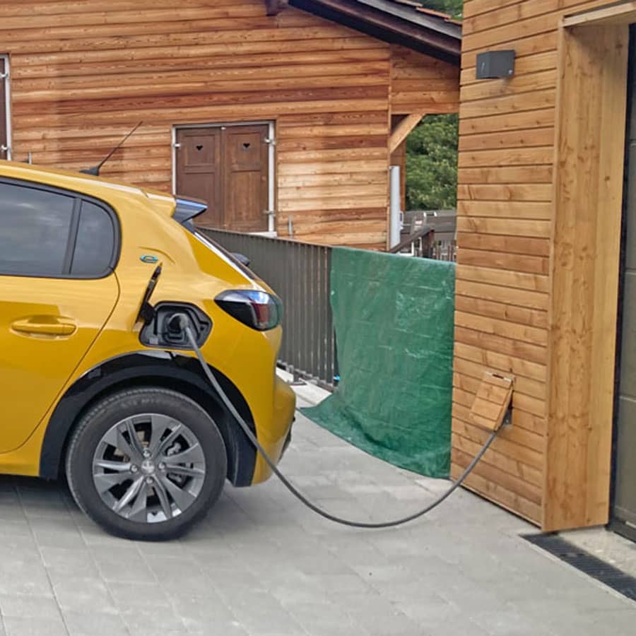 Ladestation Elektroauto für Ferienwohnung Davos Wiesen.