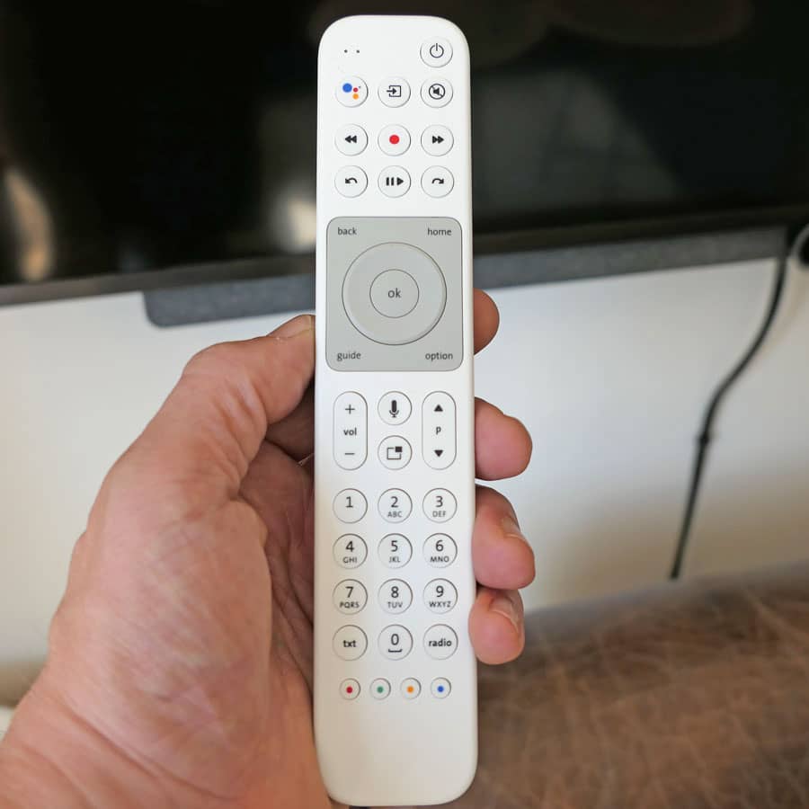Grosser 55" Fernseher der Marke LOEWE.